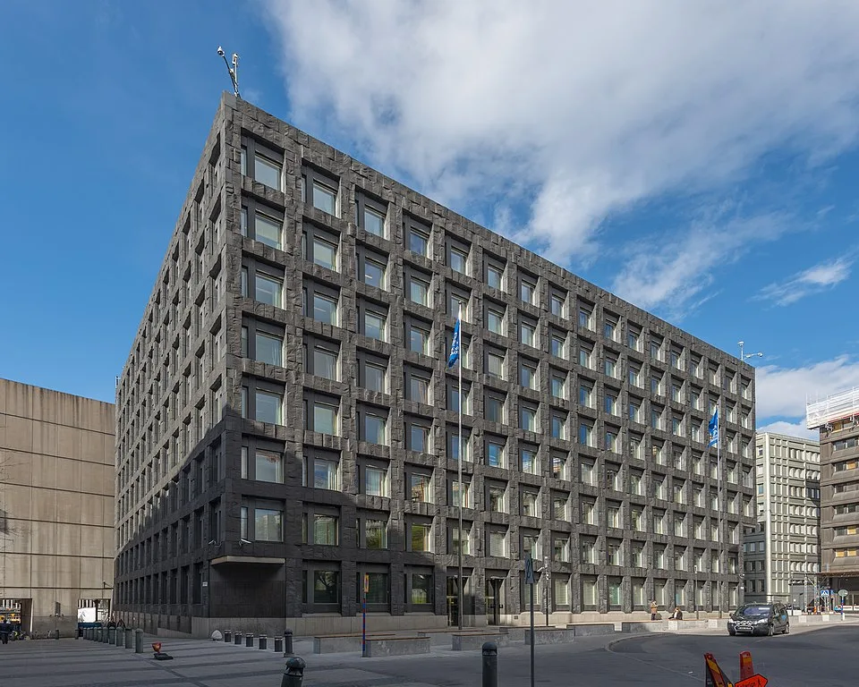 Arild Vågen, CC BY-SA 4.0 <https://creativecommons.org/licenses/by-sa/4.0>, via Wikimedia Commons riksbankshuset utifrån