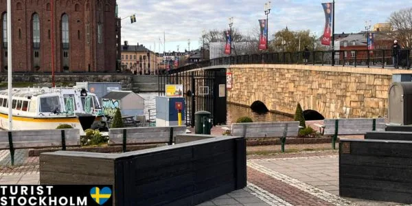 Kanalbåt vid kajen vid stadshuset