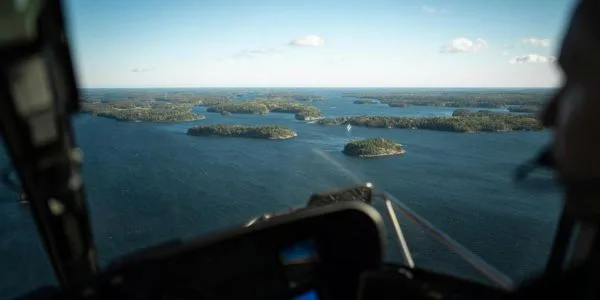 Utsikt från helikopter över Stockholm skärgård