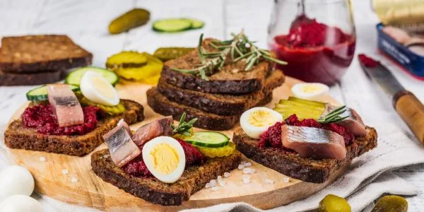 Smörrebröd med sill och ägg
