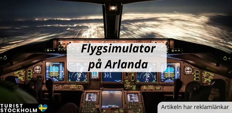 Inifrån en flygsimulator samt text Flygsimulator på Arlanda
