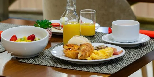 Hotellfrukost
