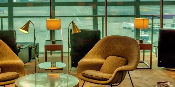 Stol och bord på flygplatslounge