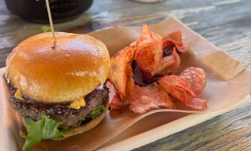 Hamburgertallrik från Matmilen på Södermalm