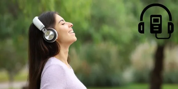 Kvinna som lyssnar på en audioguide i Stockholm