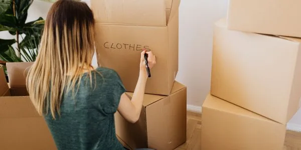 Flyttkartonger och en kvinna