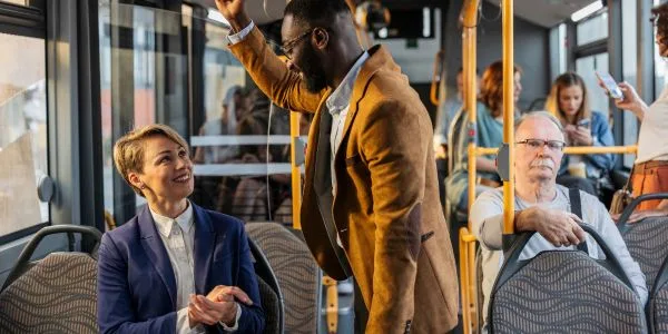 Flera personer åker buss