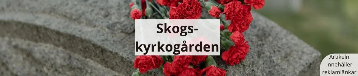 Röda nejlikor på en gravsten. Text "Skogskyrkogården"