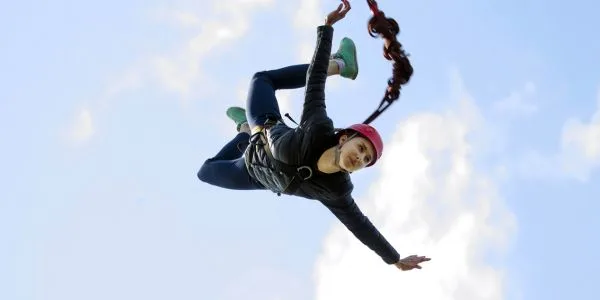 Kvinna hoppar Bungy Jump
