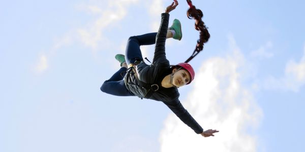 Kvinna hoppar Bungy Jump
