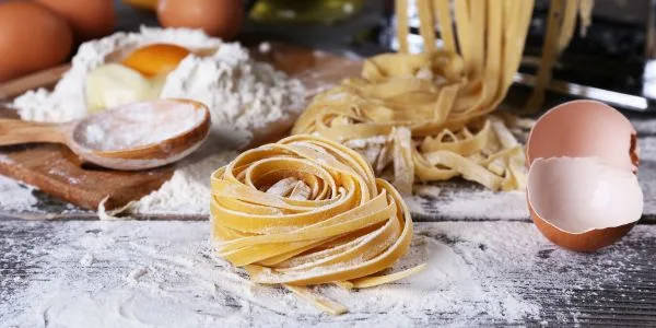 Pasta, ägg, mjöl och vatten