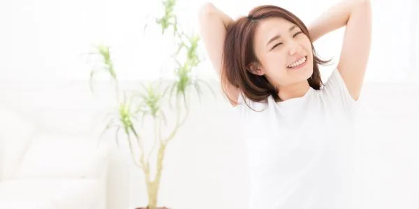 Kvinna på ljusterapi